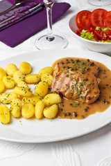 Pfeffersteak mit Gnocchi und Salat