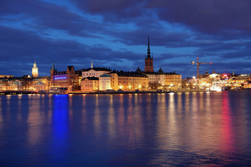 Naklejka na ściany i meble Wieczorem widoku Riddarholmen wyspa i Gamla Stan w Sztokholmie