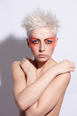 Junge Frau mit extremen Makeup