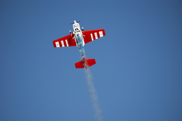 Avion en vuelo con humo, aeromodelismo