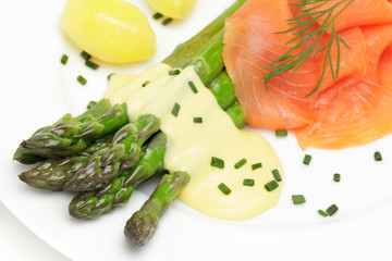 Grüner Spargel,Räucherlachs, Sauce Hollandaise