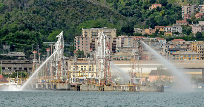 Porto petroli: idranti in azione