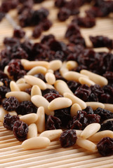 uva passa e pinoli - uno