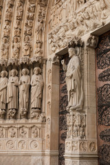 Statue sur Notre-Dame de Paris