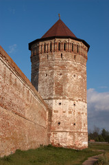 Fototapeta na wymiar Mur i wieża klasztoru prawosławnego w Suzdal