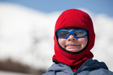 Fototapeta na wymiar Junge mit MŸtze und Sonnenbrille im Winter