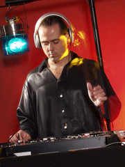 Disc jokey en acción.