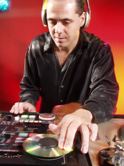 Disc jokey en acción.
