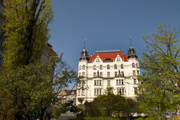 Fototapeta na wymiar Ozdobny Fasada budynku w Pradze w Czechach, w Europie