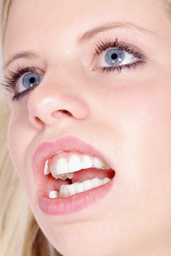 Kosmetische Zahnreinigung mit Gesicht Frau closeup