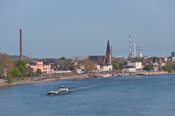 Binnenschifffahrt auf dem Rhein