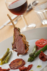 gegrilltes Lammkotelett mit Kräuterkruste