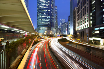 Obraz premium traffic through downtown