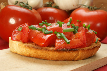 geröstetes Tomatenbrot mit Schnittlauch