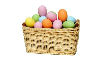 cestino di uova di pasqua colorate