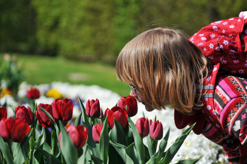 Kleinkind mit Blumen