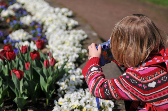 Kleinkind beim fotografieren
