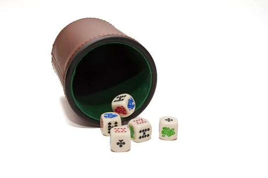 Juego de dados con cubilete