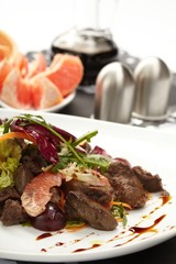 Beef with grapefruit and rucola salad