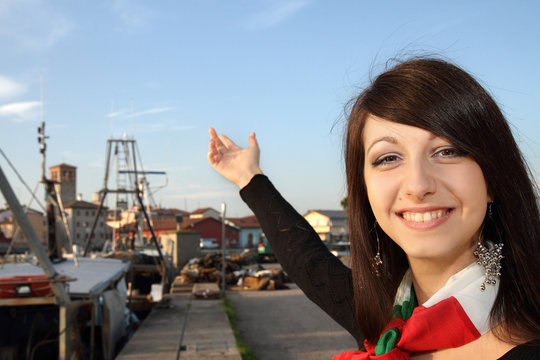 ragazza al porto