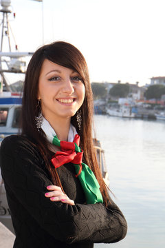 ragazza con braccia incrociate