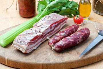 pancetta e salsicce su tagiere
