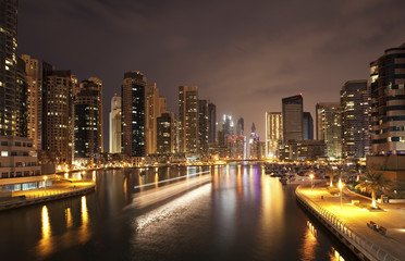 Fototapeta na wymiar Miasto scape w czasie nocy. Panoramiczny scena, Dubaj.