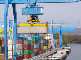 Container Terminal am Wasser