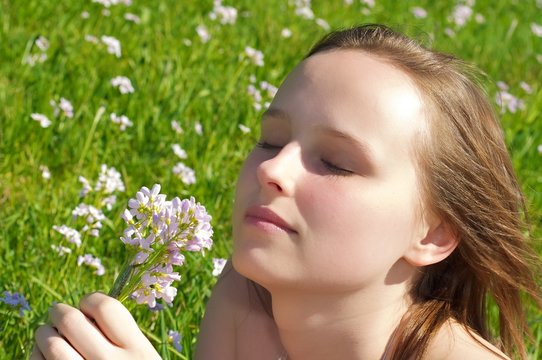 Frau riecht an einem Blumenstrau&szlig;
