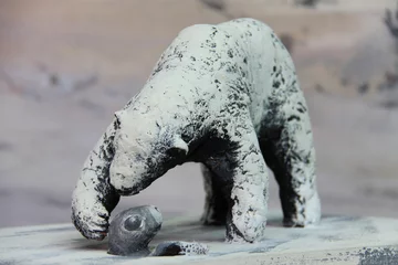 Cercles muraux Ours polaire Ours polaire chassant un bébé phoque