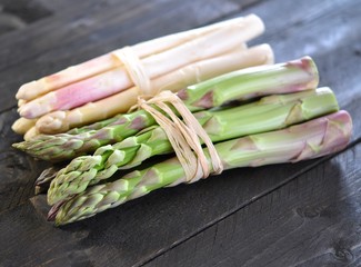 Grüner und weißer Spargel