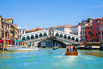 Venetië Grand Canal met gondels en Rialtobrug, Italië