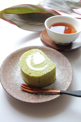 抹茶のロールケーキとお茶