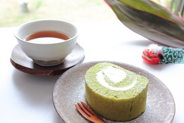 抹茶のロールケーキとお茶