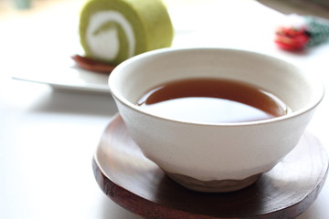 麦茶と抹茶のロールケーキ