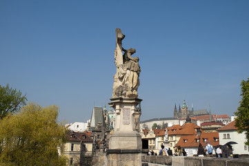 Fototapeta na wymiar Posąg na Moście Karola w Pradze Czechy
