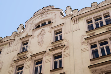 Fototapeta na wymiar Ozdobny Fasada budynku w Pradze w Czechach, w Europie