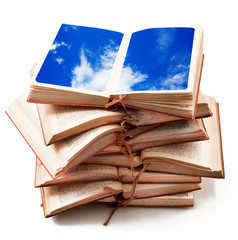 libri aperti con cielo