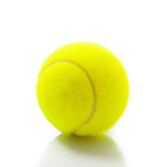 pallina da tennis in fondo bianco