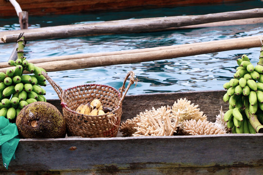 coraux, jaques et bananes dans barque malgache &agrave; balancier