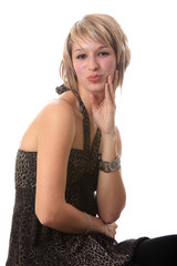 Fototapeta premium Le baiser d'une jeune femme