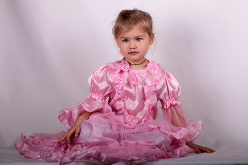 сидящая девочка