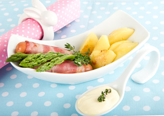 asparagus with sausage and sauce hollandaise