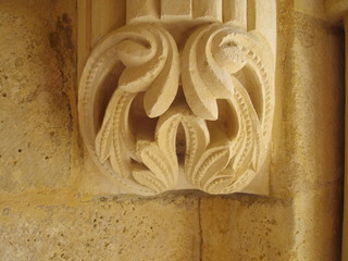 Sculpture florale au pied d'une voûte
