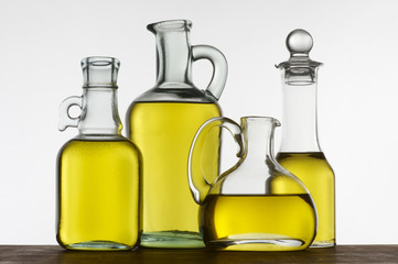 bottiglie di olio su fondo bianco