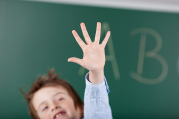 kleiner junge zeigt fünf finger