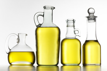 bottiglie di olio su fondo bianco