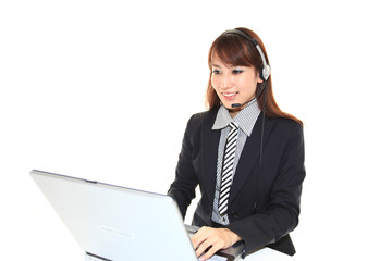 パソコンで仕事をする笑顔のオペレーター