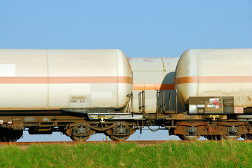 Fototapeta premium Eisenbahn-Kesselwagen auf den Gleisen 541
