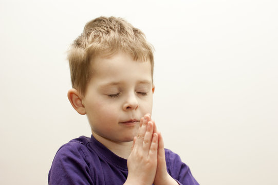 Kind beim beten